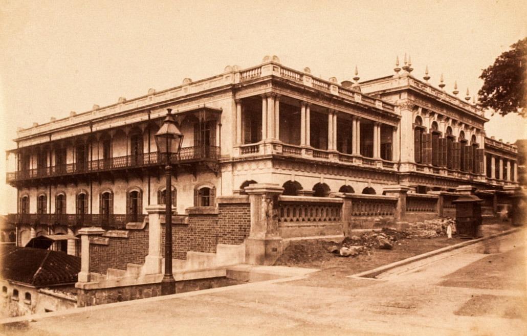 1889年,中央書院遷往荷李活道,並改名為維多利亞書院。圖是從士丹頓街眺望中央書院,約攝於十九世紀末。(圖片來源:古物古蹟辦事處網站/香港歷史博物館)