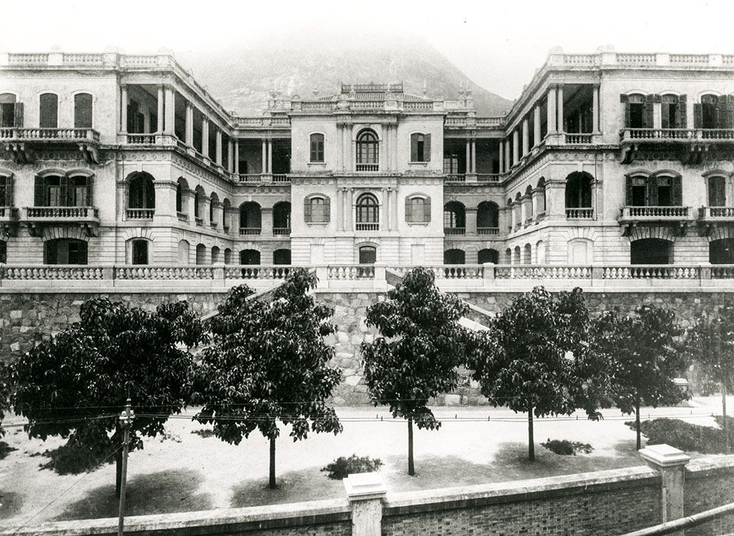 從荷李活道眺望中央書院,約攝於十九世紀末。(圖片來源:古物古蹟辦事處網站/香港歷史博物館)