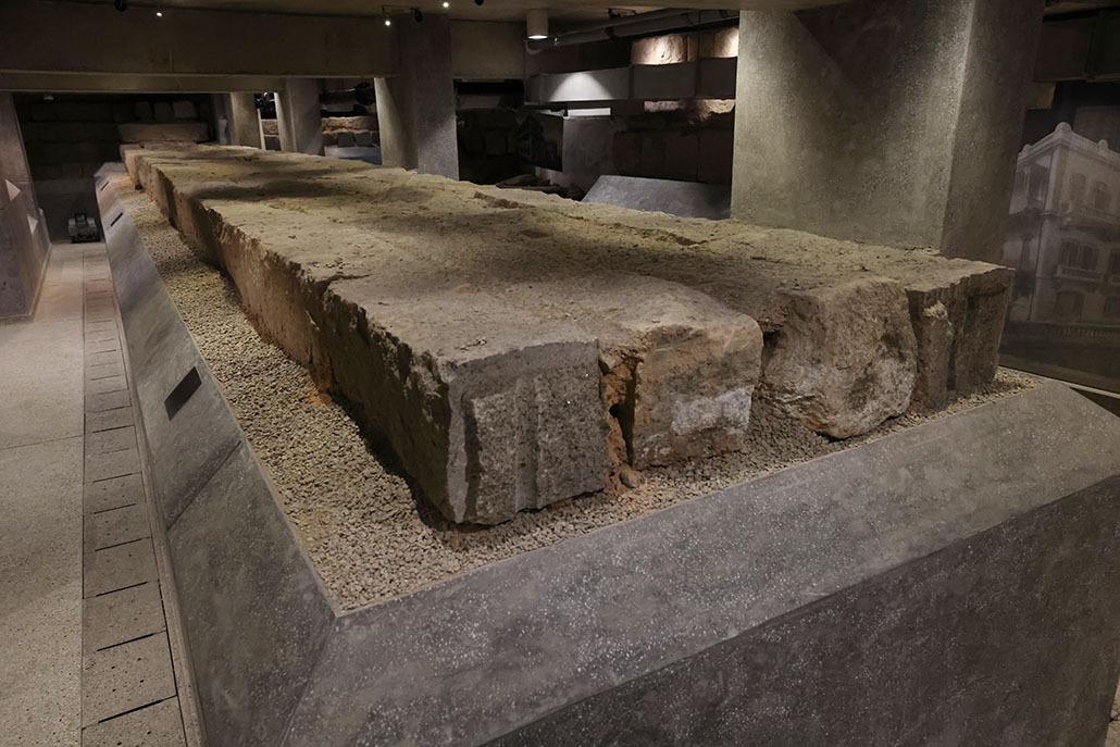 元創方的地下展示廊內,可以看到從中央書院遺迹發掘出來的花崗岩地基。(圖片來源:古物古蹟辦事處網站)