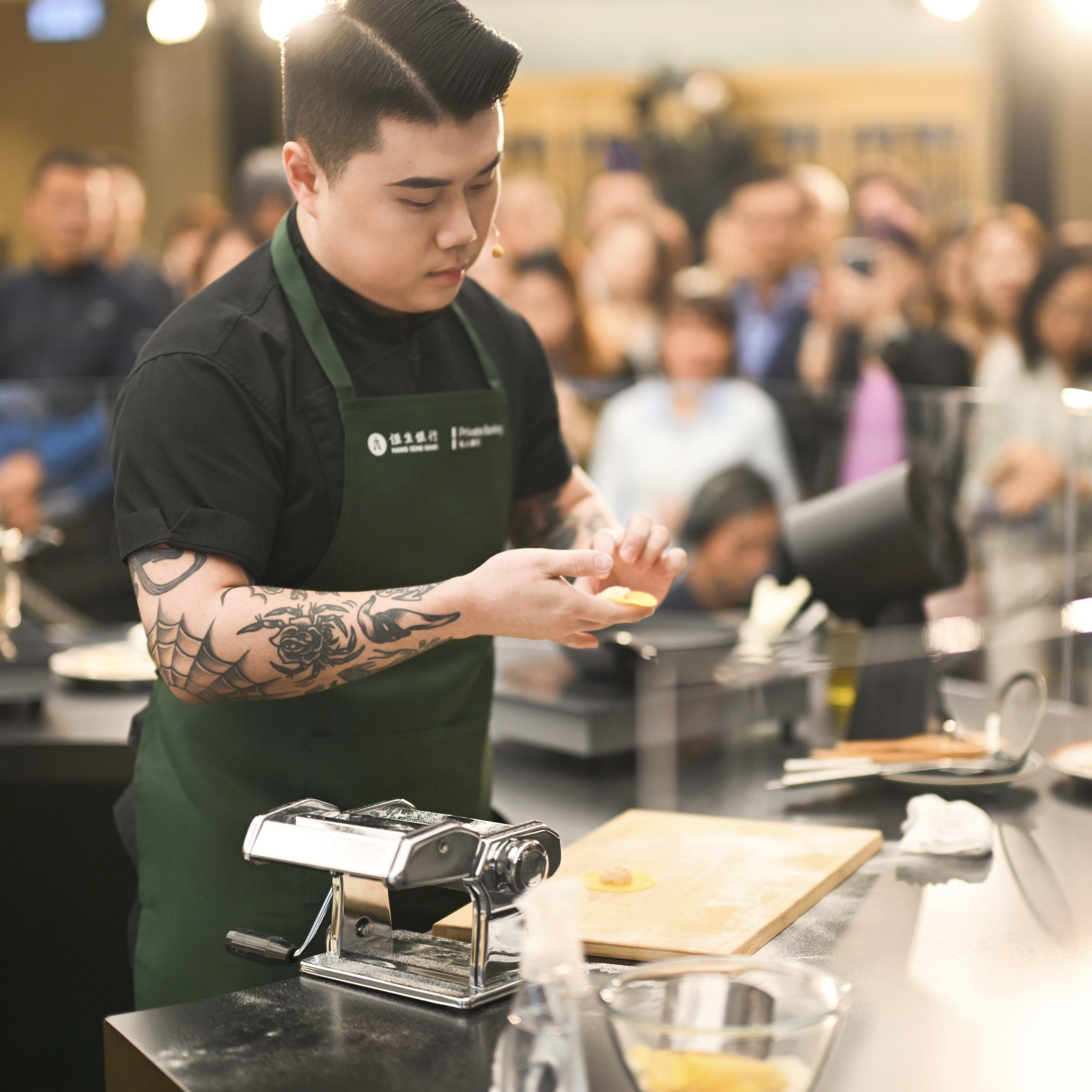 《黑白大廚》冠軍權聖晙獻上親手製作的栗子提拉米蘇。