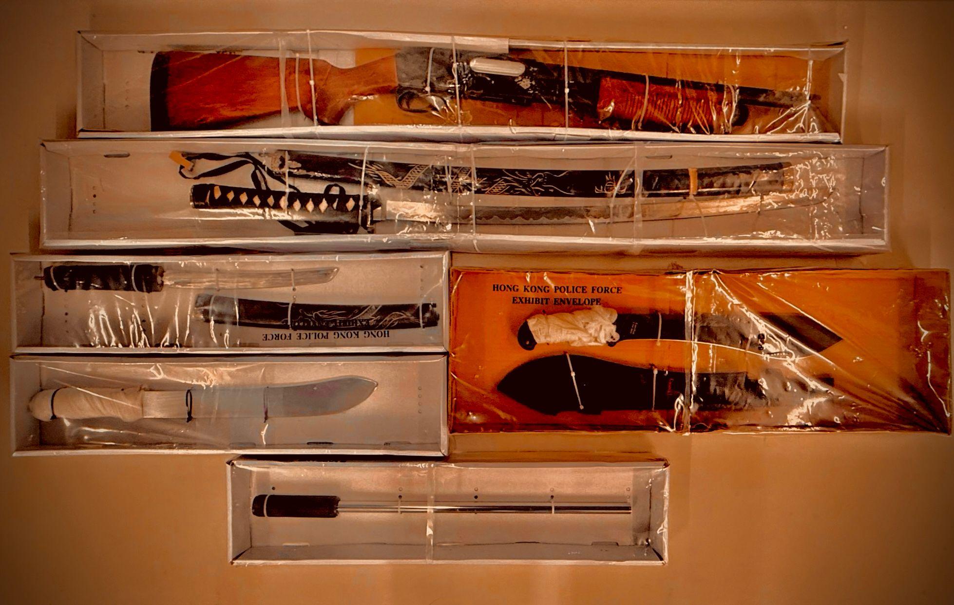 人員檢獲一支仿製槍械及多把開山刀和日本刀。(警方圖片)