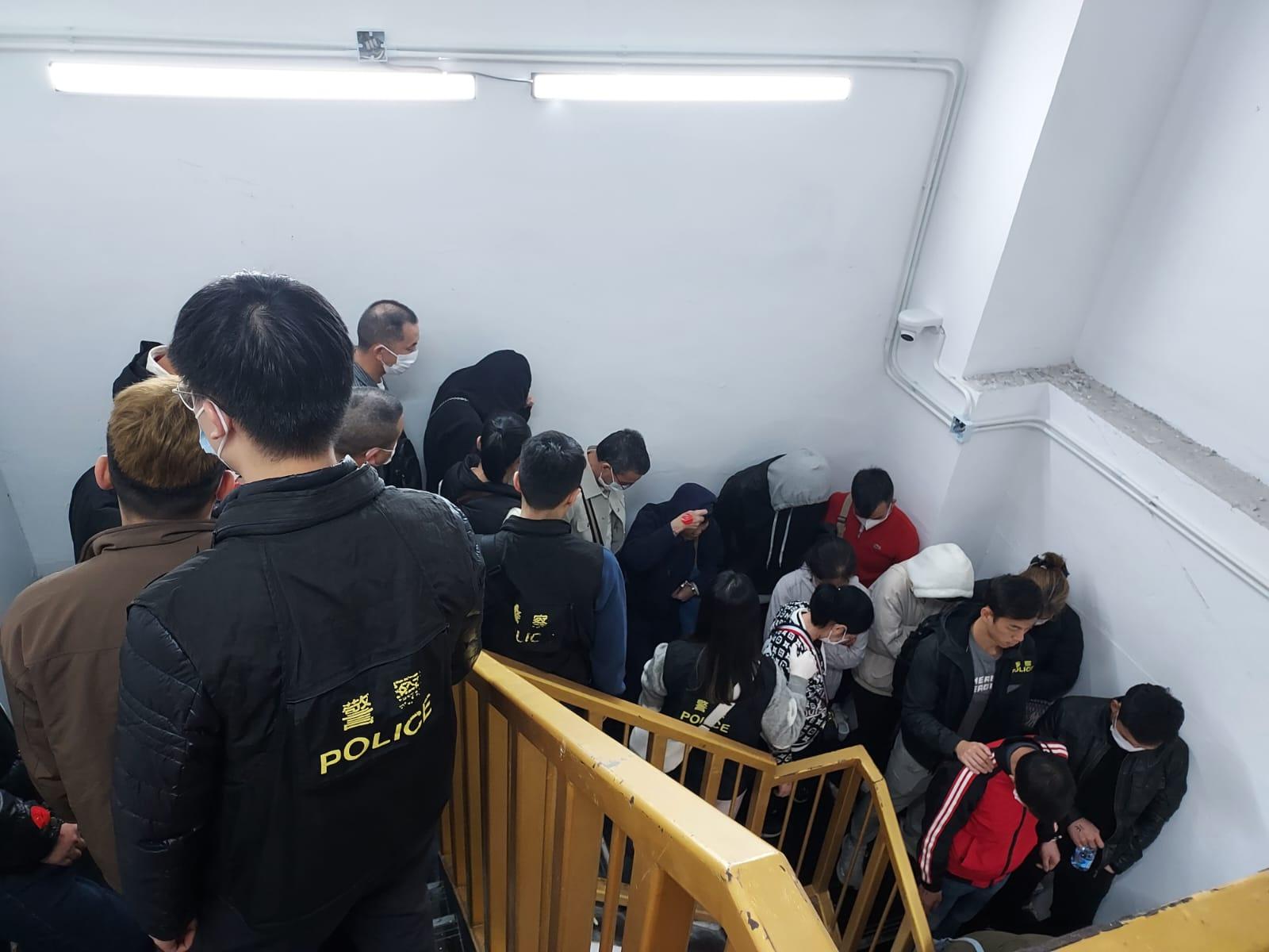 警深水埗搗百家樂賭檔拘35人。(警方圖片)