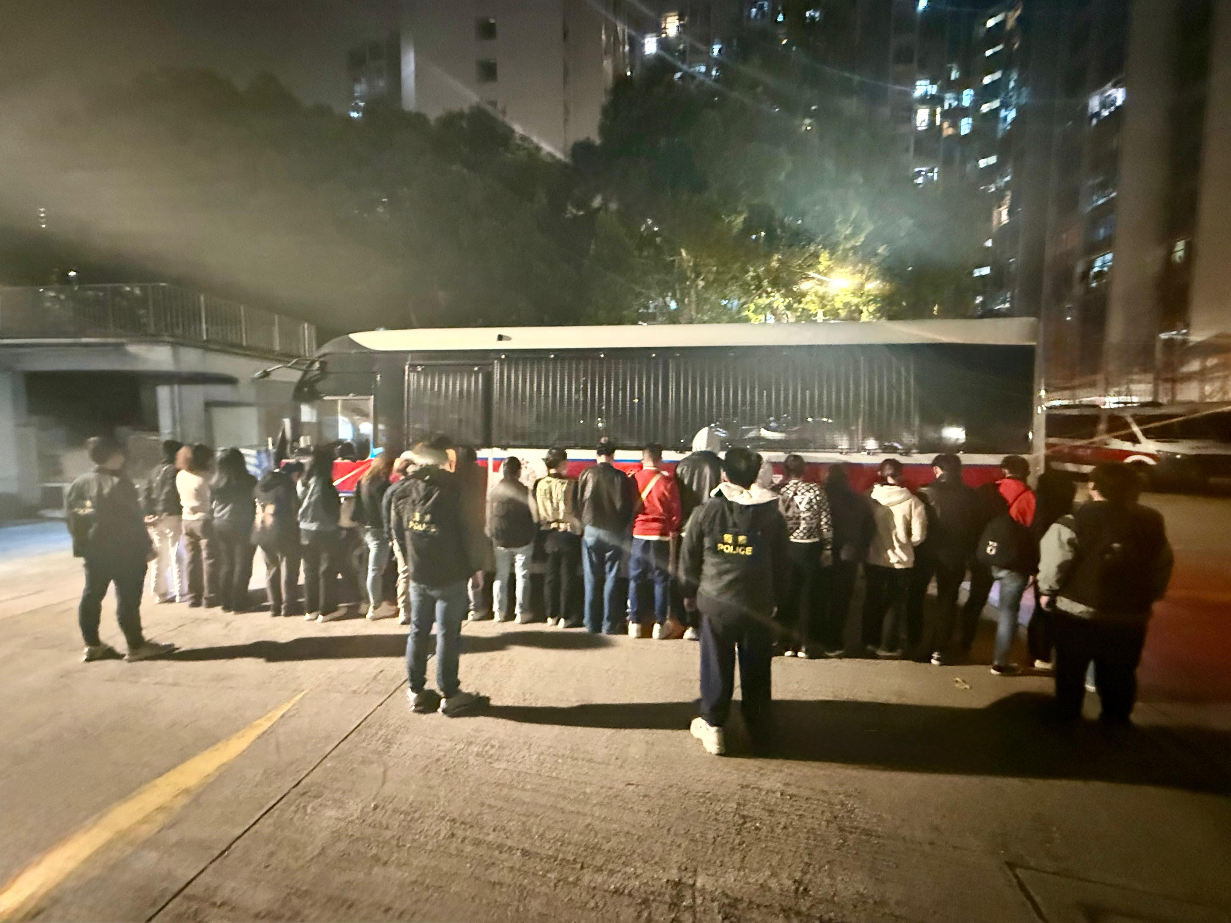 警深水埗搗百家樂賭檔拘35人。(警方圖片)