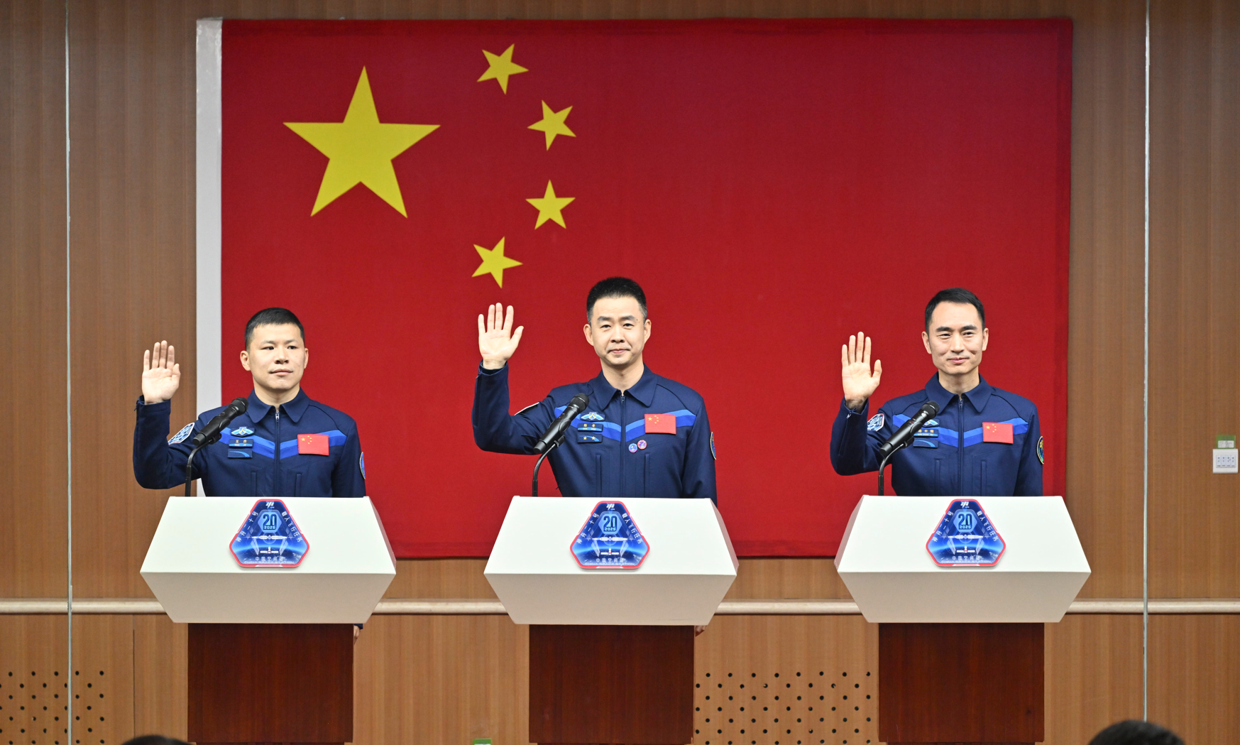 4月23日,神舟二十號載人飛行任務航天員陳冬(中)、陳中瑞(右)、王杰在酒泉衞星發射中心問天閣與媒體記者集體見面。 (新華社)