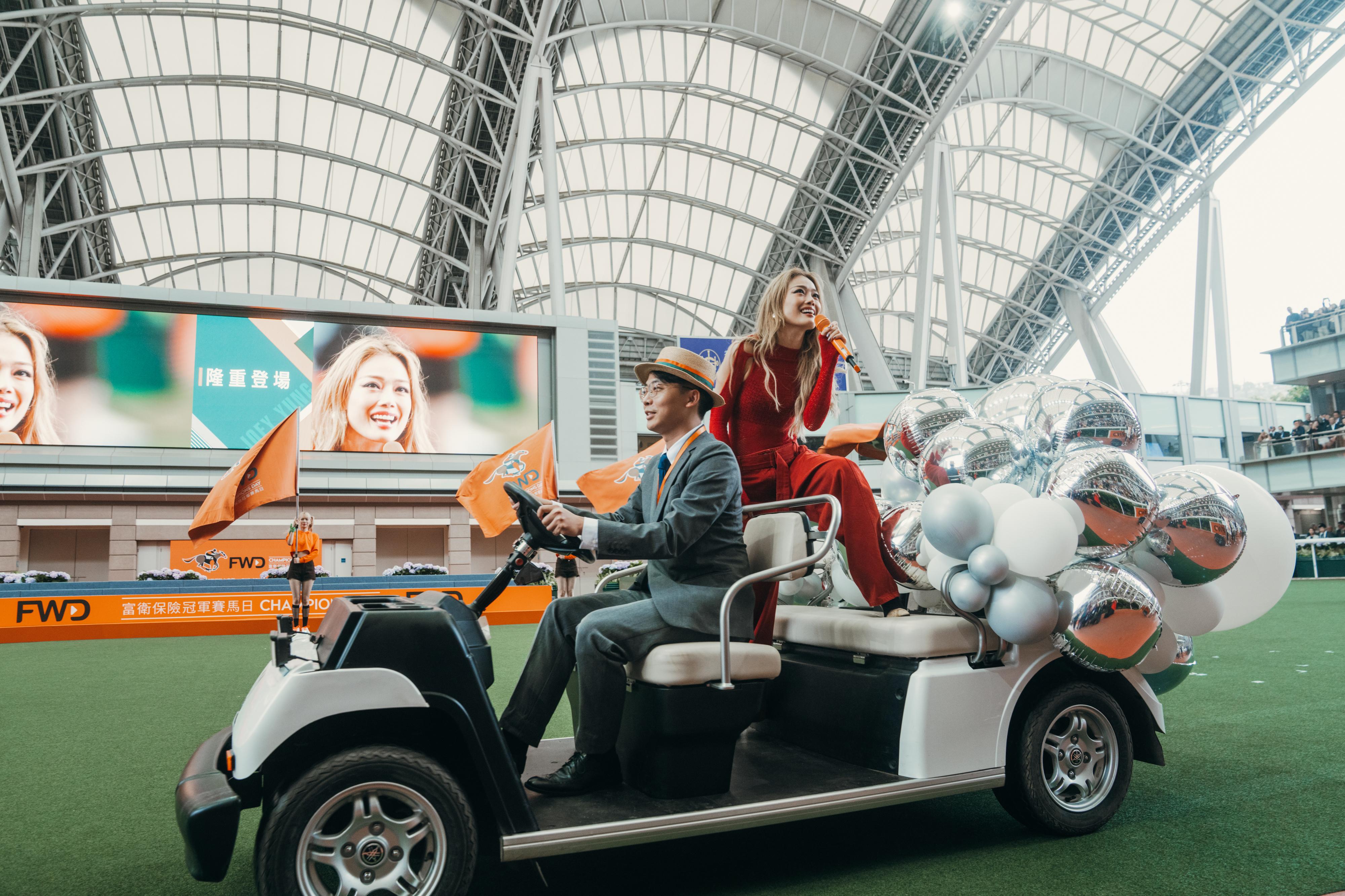 第四度在沙田馬場表演的容祖兒霸氣登場。