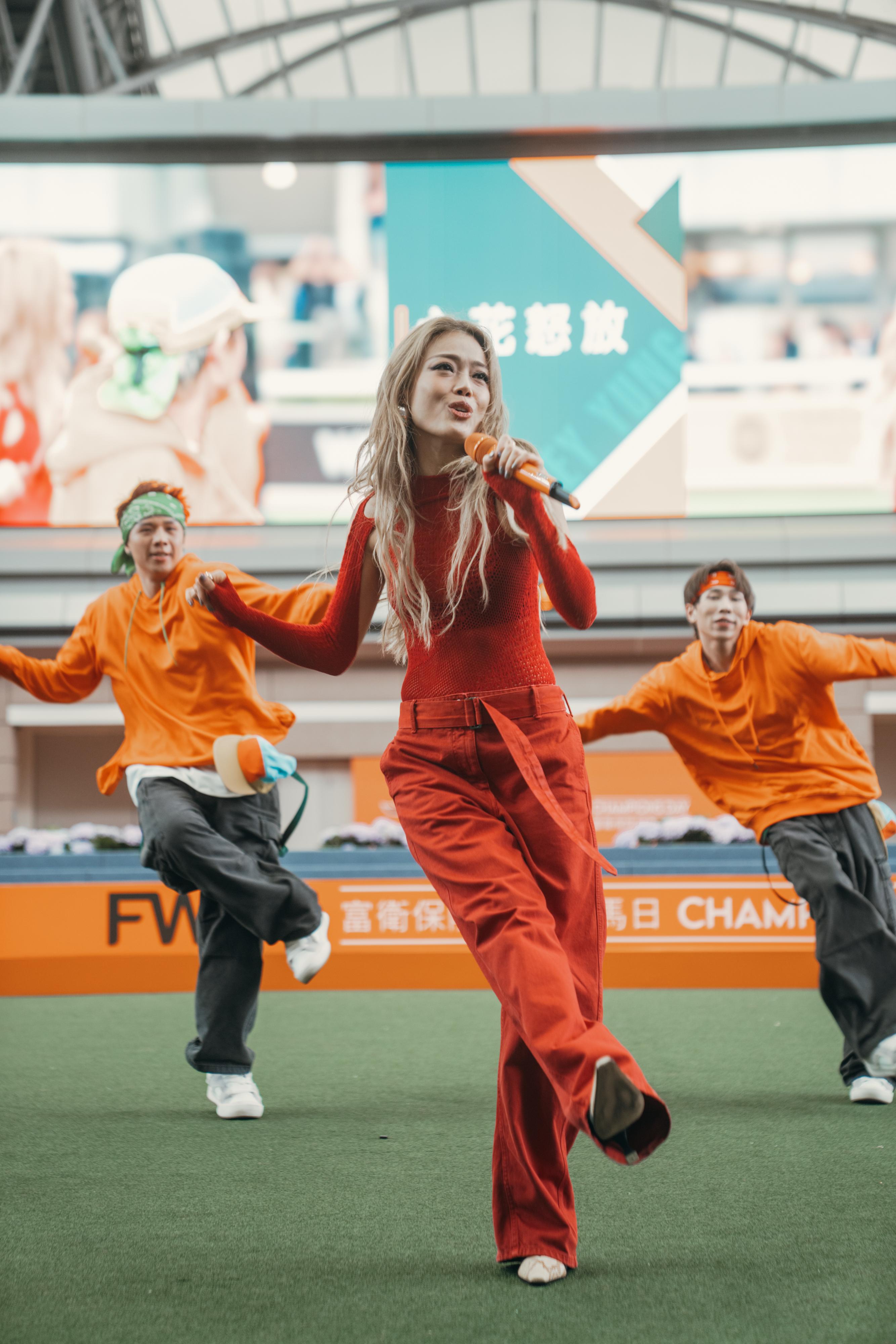 容祖兒以勁歌熱舞為今天的冠軍賽馬日掲開序幕。