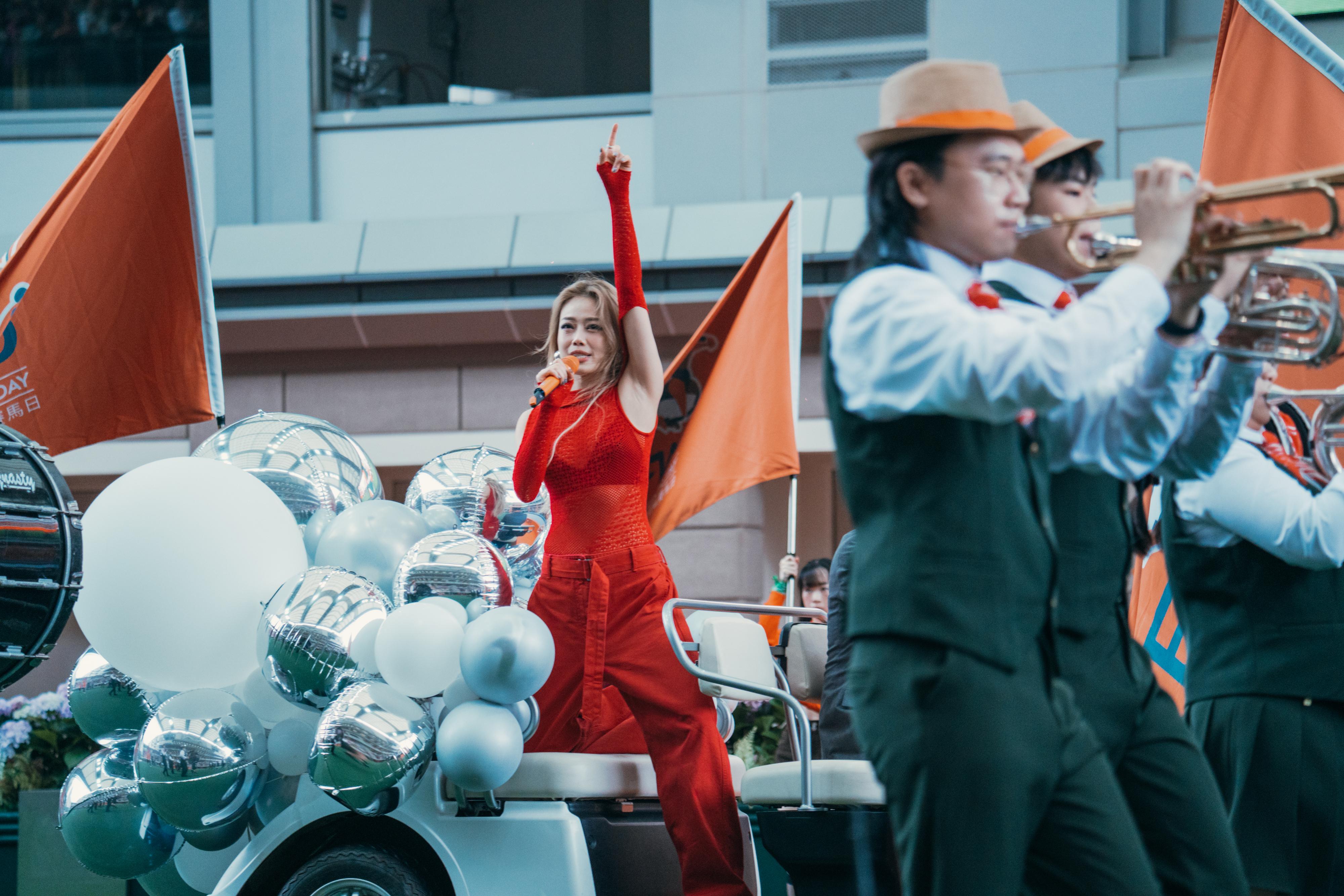 容祖兒以勁歌熱舞為今天的冠軍賽馬日掲開序幕。