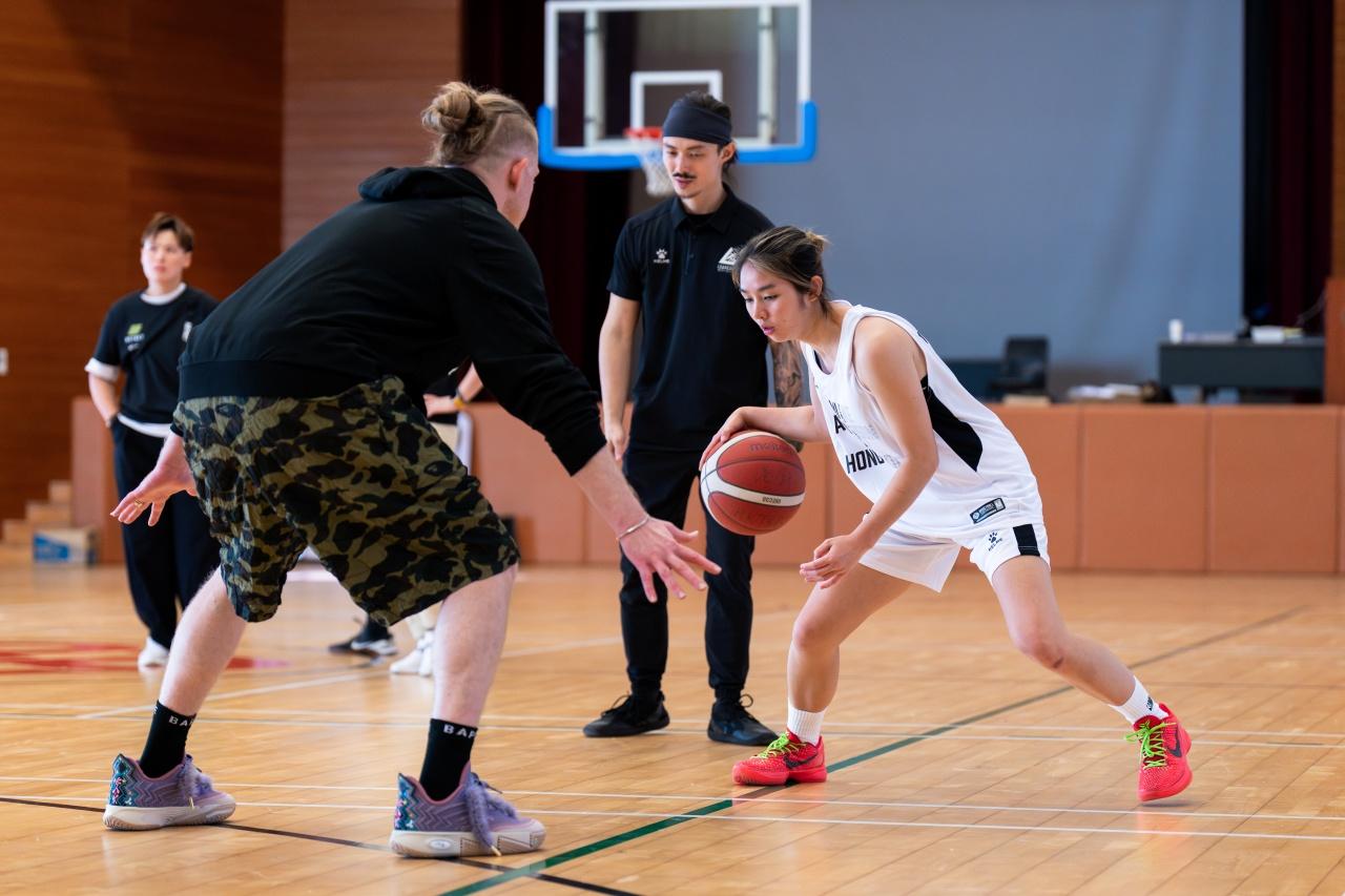 著名NBA運動表現教練艾堅遜訪港交流,陳詠琛參與訓練。