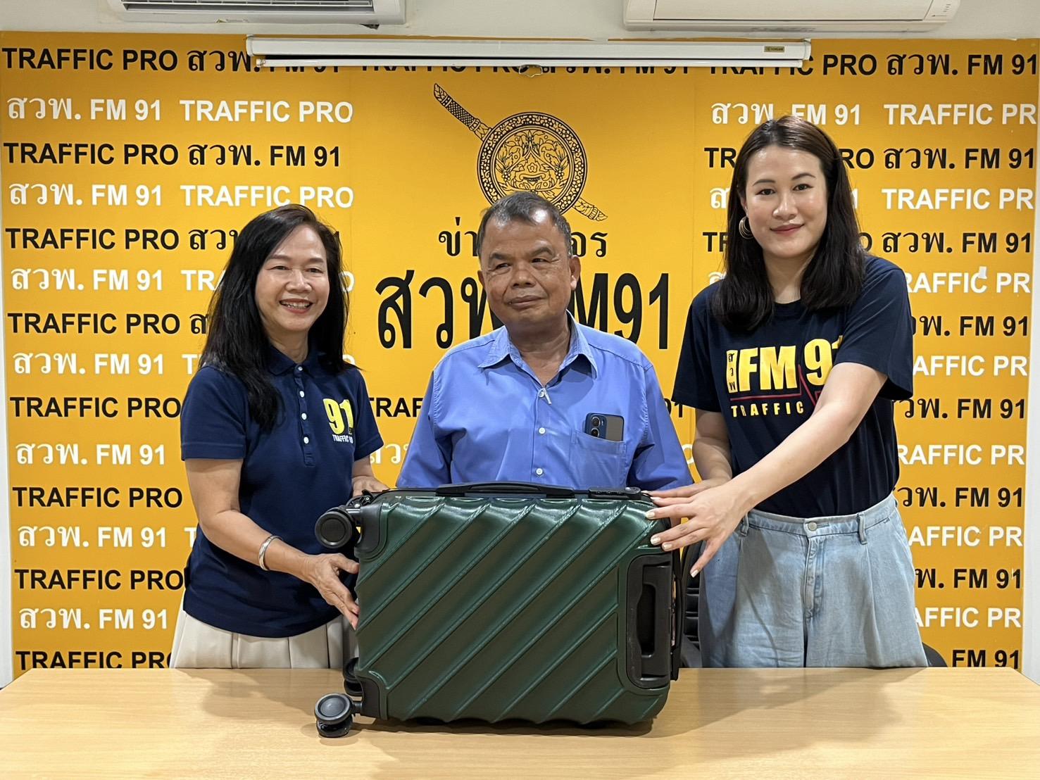 一名香港旅客搭的士前往曼谷素萬那普機場期間,把行李箱漏在的士車尾箱中,失主最終透過泰籍友人報警,成功找回司機取回逾10萬泰銖(約2.3萬港元)失物,當中有18,500港元現金。(網上圖片)