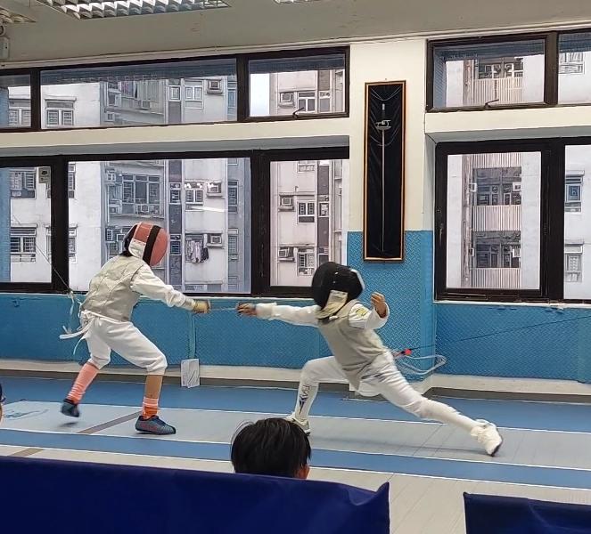 何家齊(右)除了是田徑好手外,更是擅長劍擊。(受訪者提供)