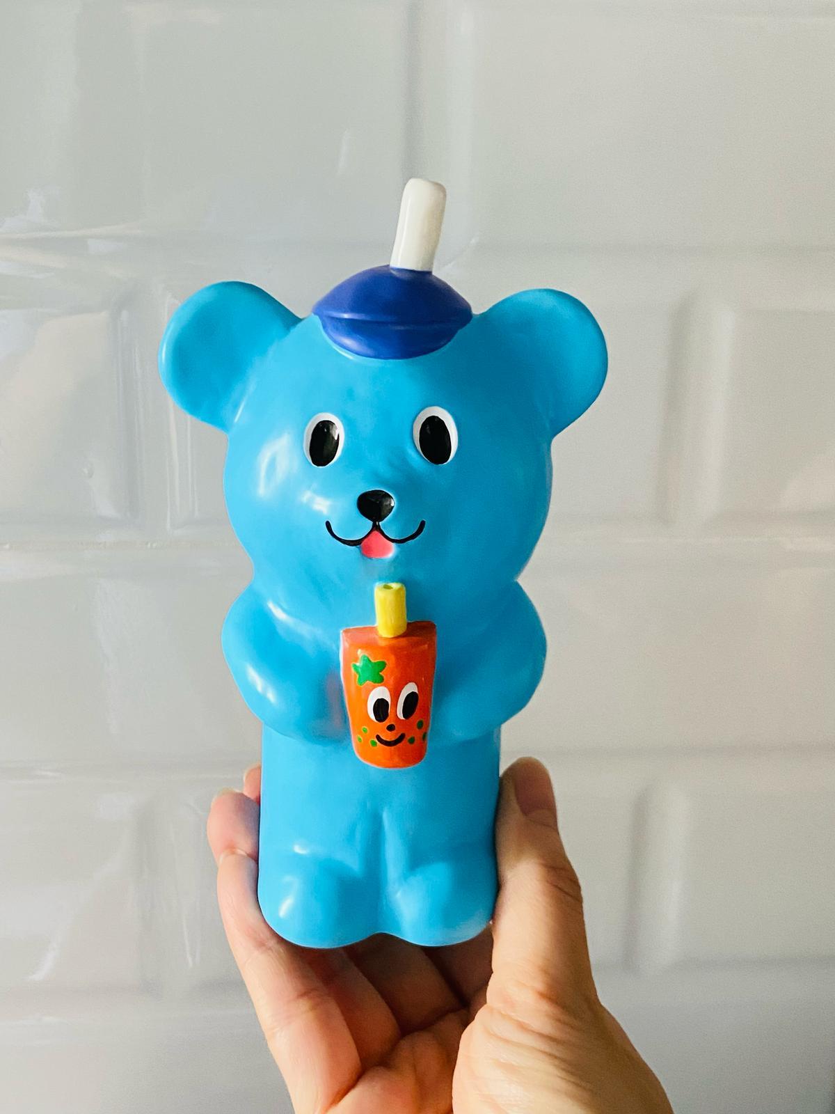 負責守護 「七七四十九便利店」的Soda熊寶寶BoBo,為每位客人帶來驚喜與溫暖,讓便利店成為充滿愛與歡笑的小天地。