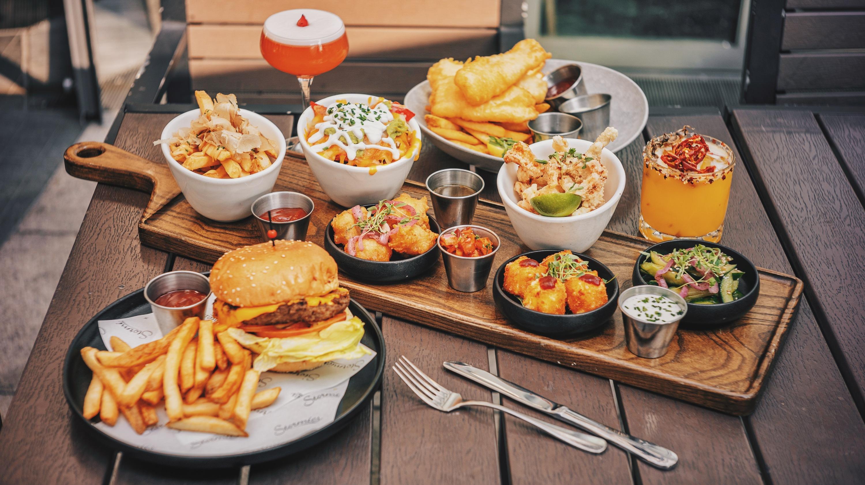 以海鮮、牛扒及酒吧美食為主的 Stormies 必試招牌小食拼盤,多款香脆小食完美搭配,帶來層次 豐富的味覺享受;不要錯過柔嫩多汁的和牛芝士漢堡,以及經典英倫街頭美食-金黃香脆的炸魚薯條配他他醬,多款經典配搭均令人食指大動!