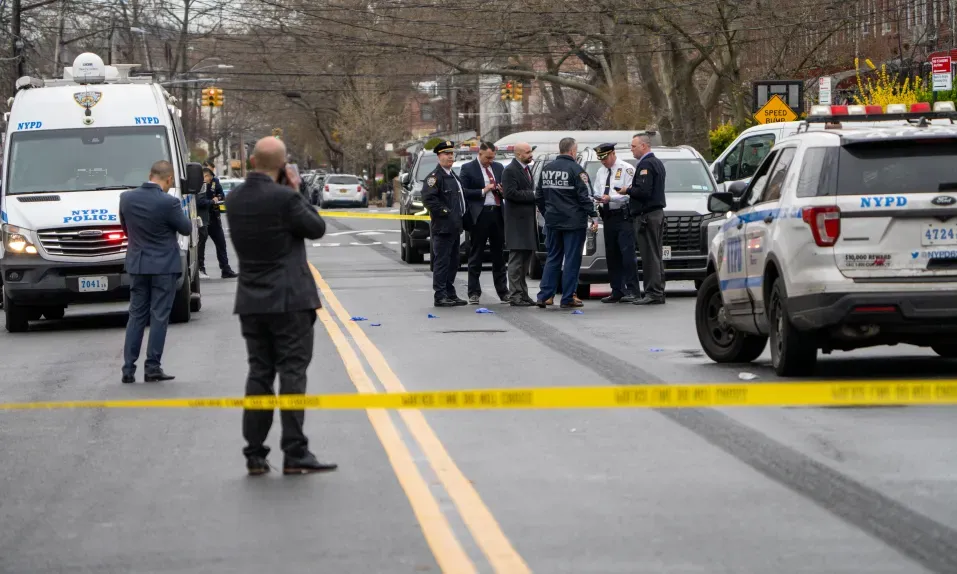 美國紐約驚傳華裔男子斬人事件,一名49歲華裔男子用菜刀,斬傷自己4名年幼姪女,導致其全身多處受傷,渾身是血,其中1人手指被砍斷,事發後男子遭警開槍擊傷。(X:@NYDailyNews)