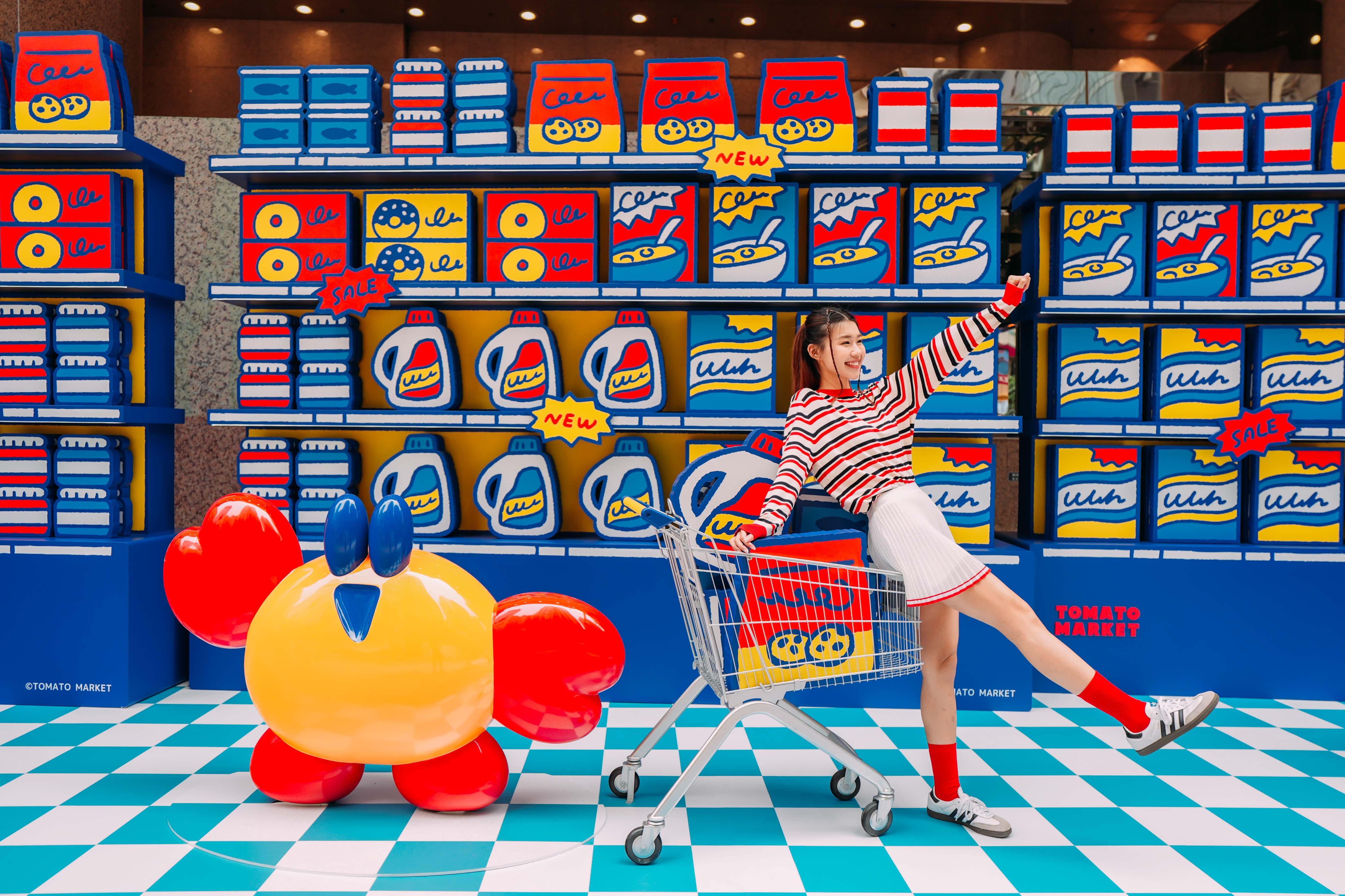 放滿雜貨的巨型貨架牆