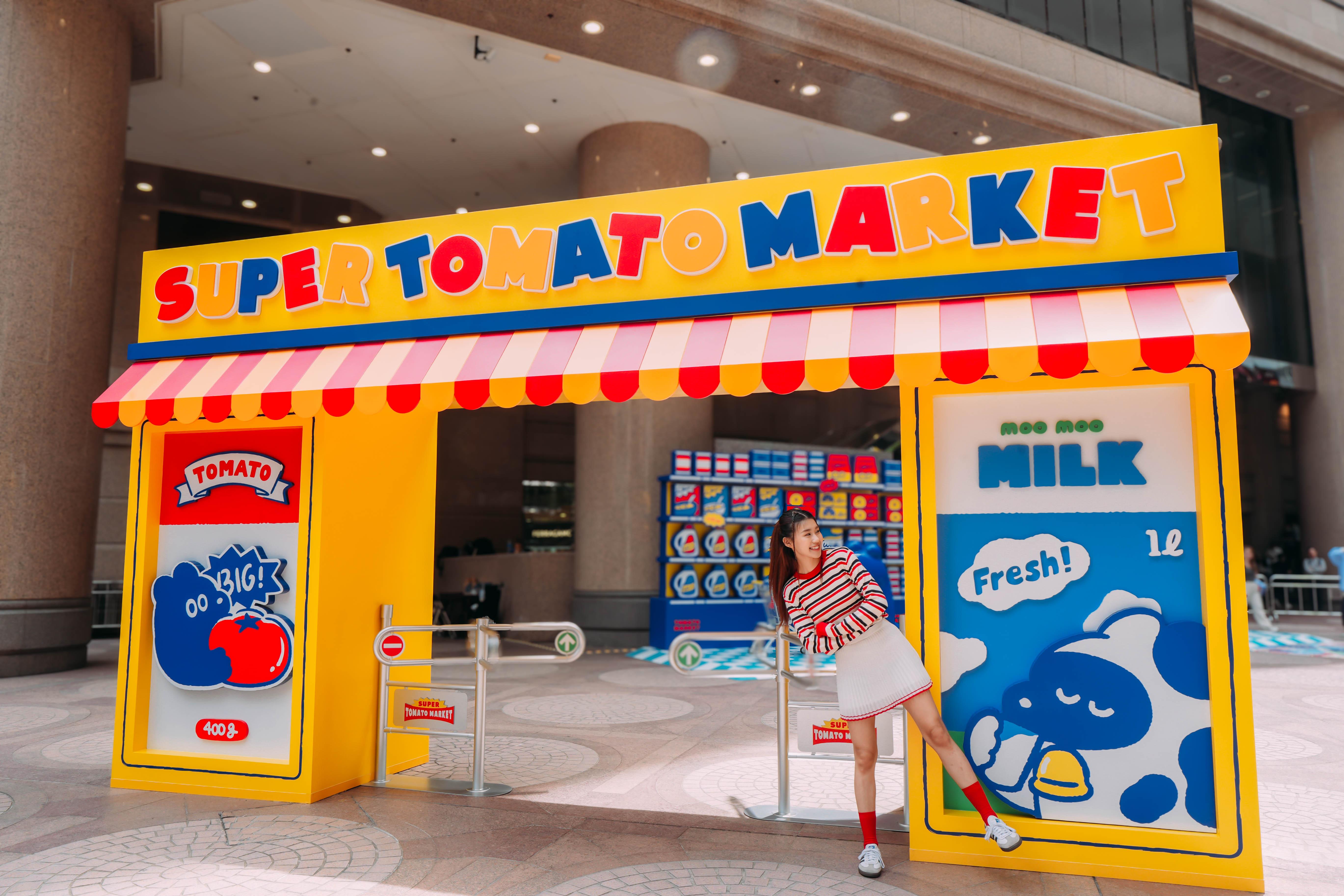 《SUPER TOMATO MARKET》門口以芥末黃色作為主色調,配搭上相同三色調的簷篷及巨型雜貨海報