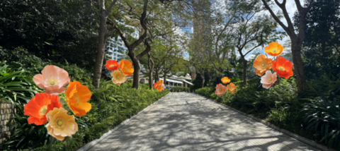 入口處鮮彩奪目的花卉裝置令人賞心悅目