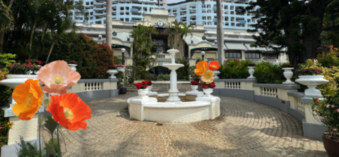 入口處鮮彩奪目的花卉裝置令人賞心悅目