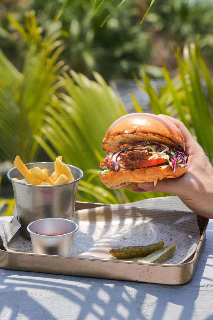 客人可以品嚐一系列滋味燒烤美食、精釀啤酒和雞尾酒