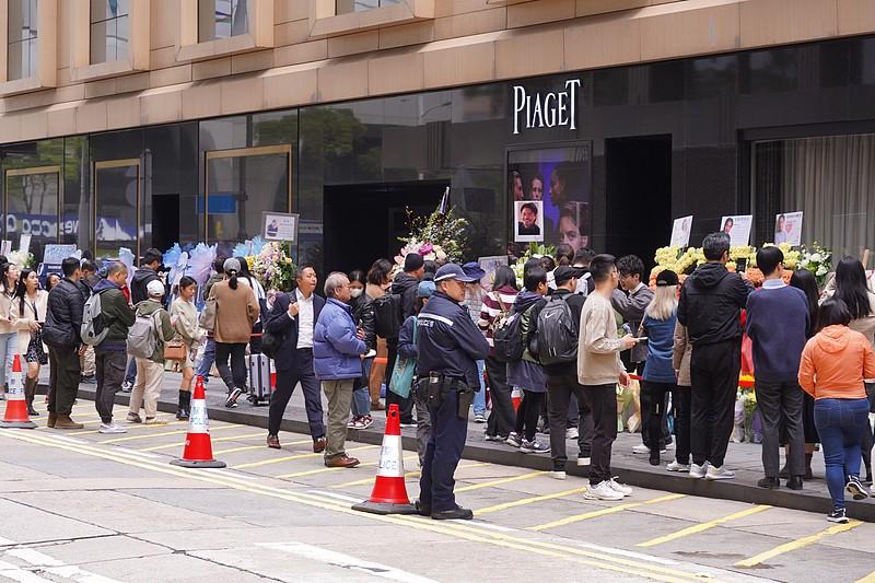 每年哥迷都會自發到文華東方酒店外門外悼念哥哥。