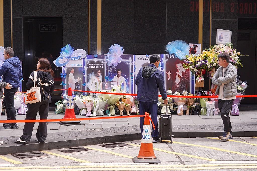 文華東方酒店門外,掛滿哥哥生前的照片。