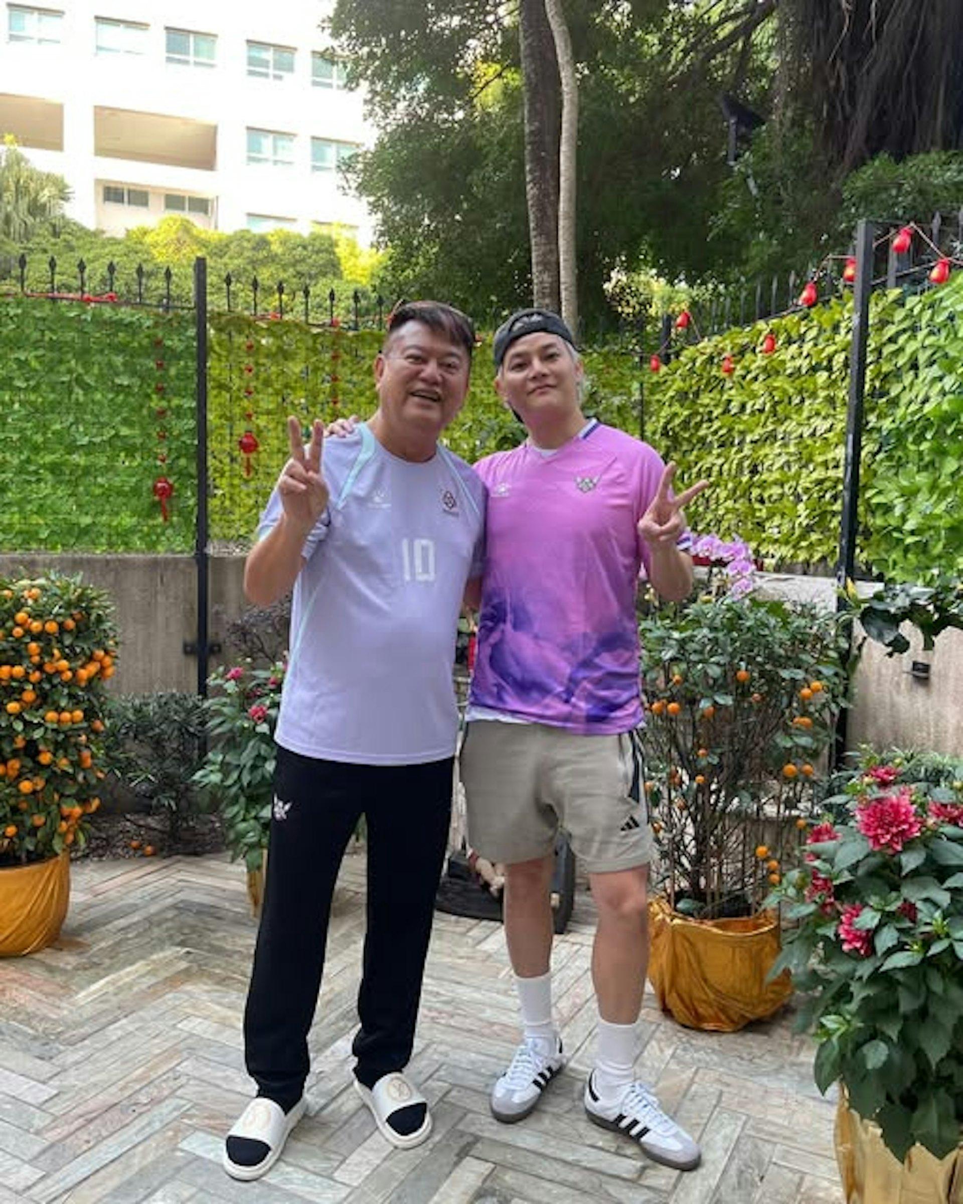 ERROR成員吳保錡自從在今年農曆新年於社交平台公開分享與陳百祥合照。