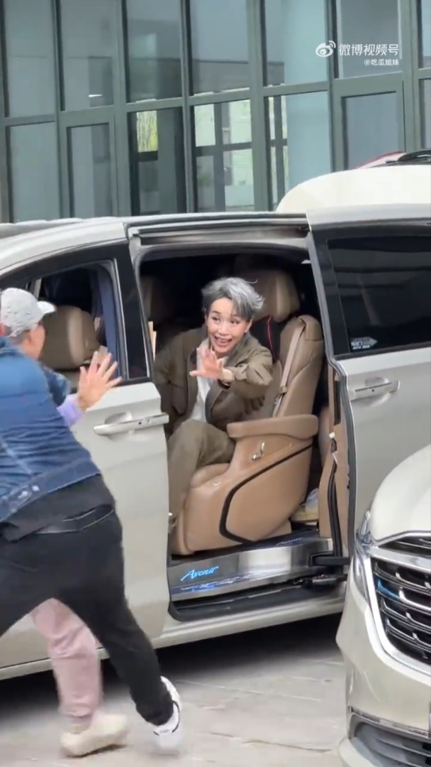 葉童被fans拉落車的一刻。