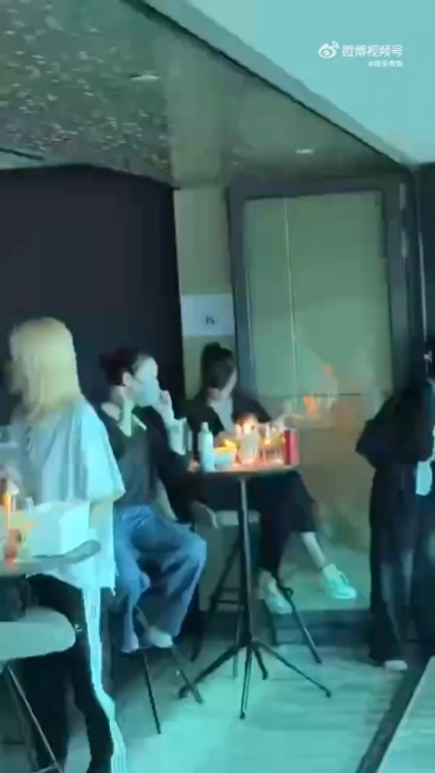 王菲低調現身支持霆鋒的演唱會。