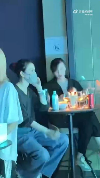 王菲低調現身支持霆鋒的演唱會。