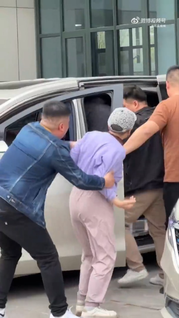 葉童被fans拉落車的一刻。