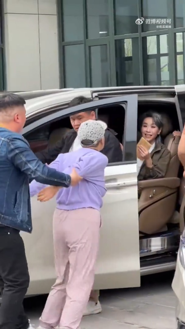 葉童被fans拉落車的一刻。