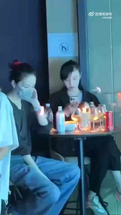 王菲低調現身支持霆鋒的演唱會。