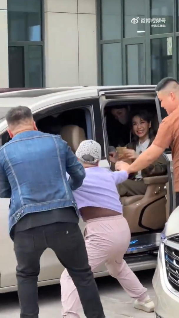 葉童被fans拉落車的一刻。