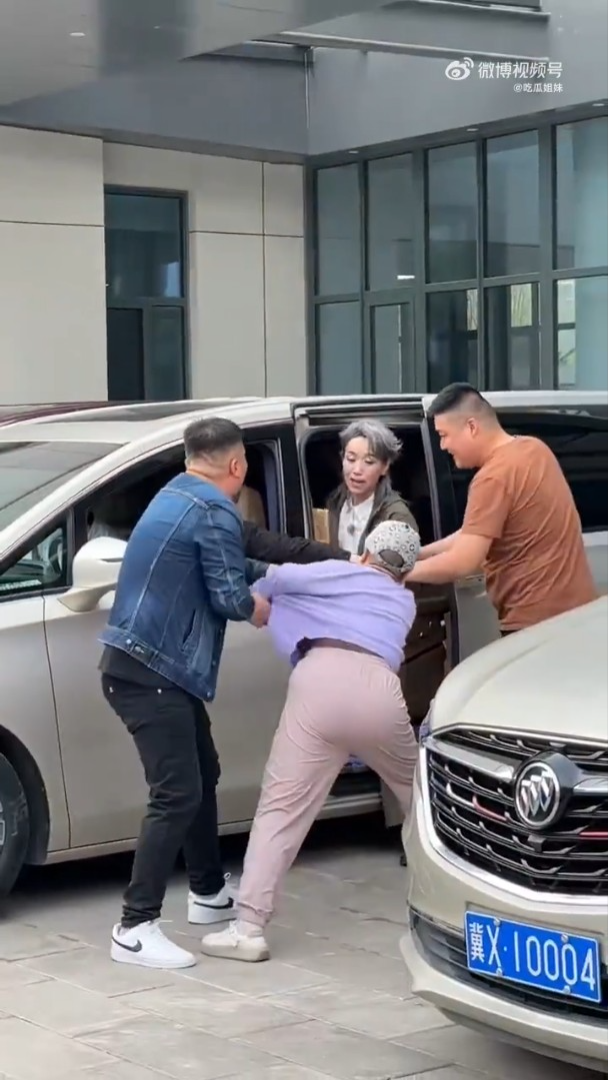 葉童被fans拉落車的一刻。