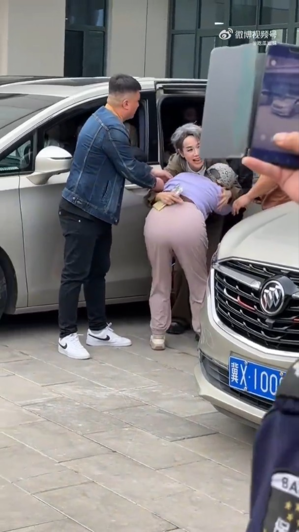 葉童被fans拉落車的一刻。