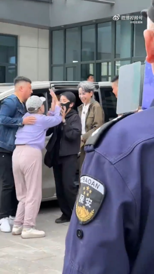 葉童被fans拉落車的一刻。