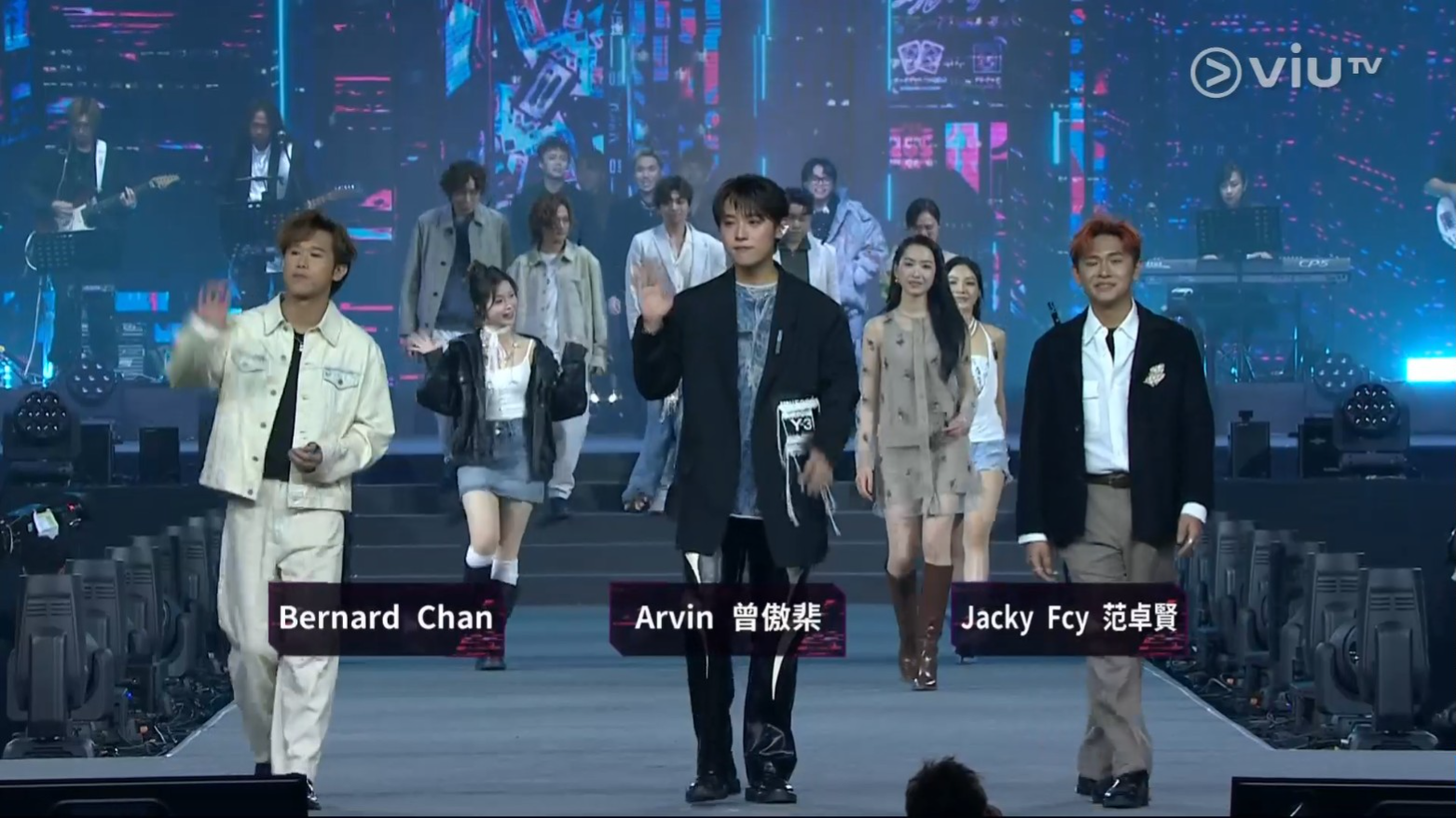 一批樂壇新人亦陸續上台跟大家打招呼。