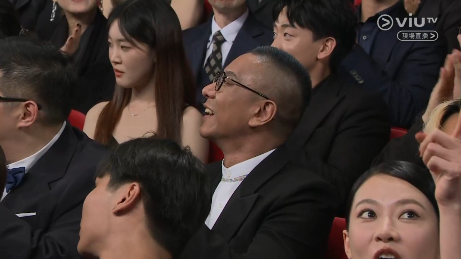 大會出現蝦碌情況,螢幕顯示的是朱栢康照片而非盧鎮業,在台下的朱康亦笑過不停。