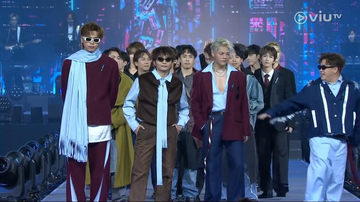 保錡除了單手插袋,還一度低頭。