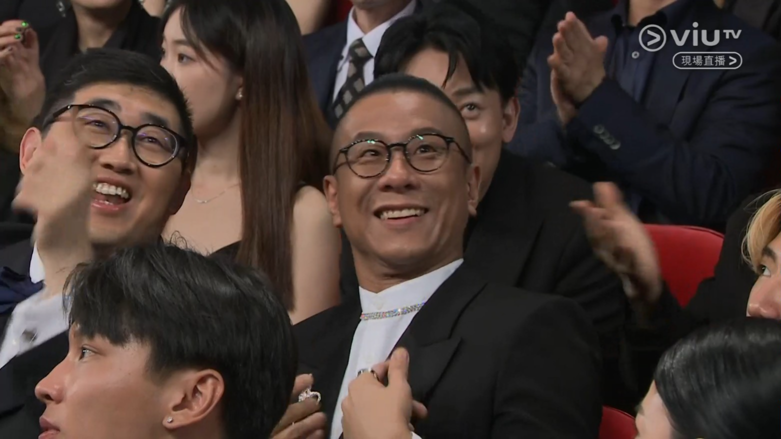 大會出現蝦碌情況,螢幕顯示的是朱栢康照片而非盧鎮業,在台下的朱康亦笑過不停。