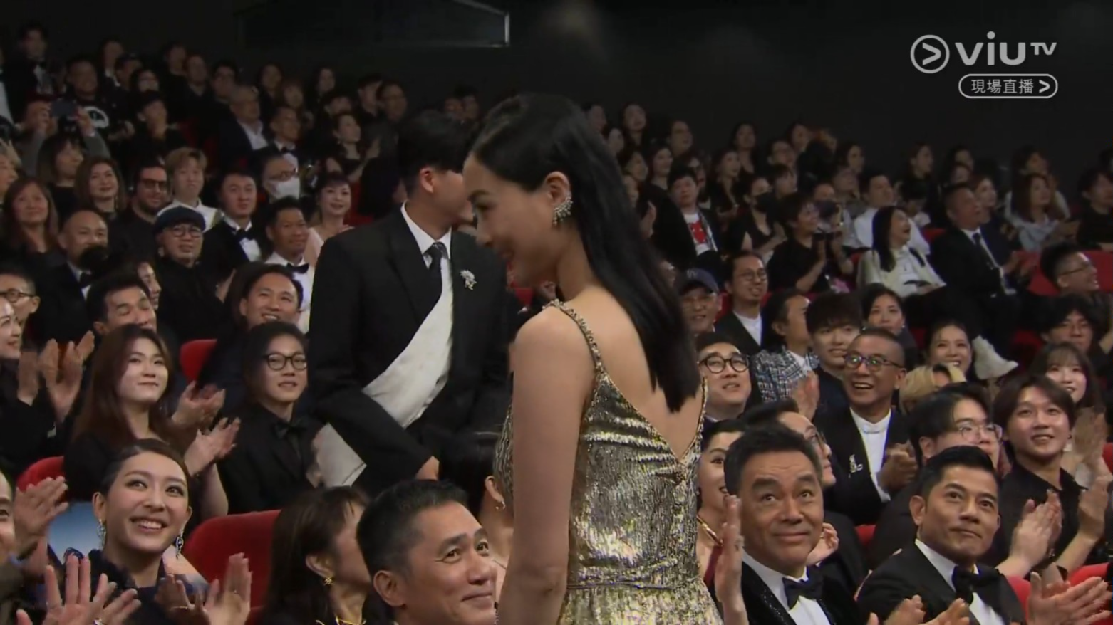 陳法拉與盧鎮業起身讓大家看他們的打扮。