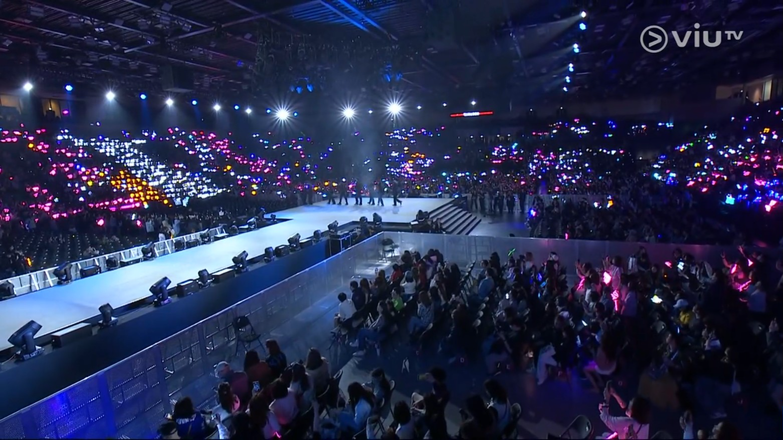 及至晚上6時45分,直播鏡頭才拍下觀眾席。