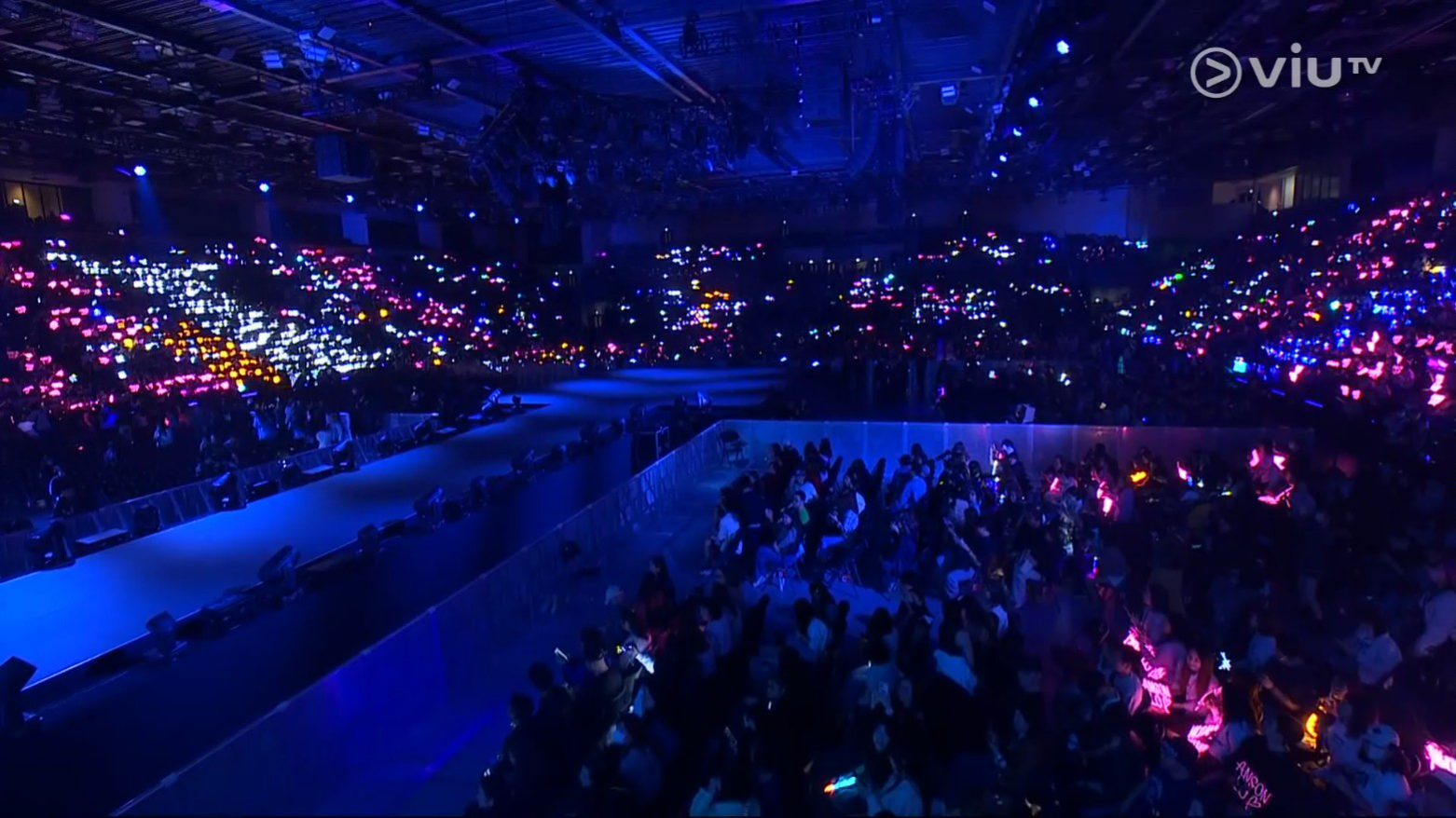 及至晚上6時45分,直播鏡頭才拍下觀眾席。