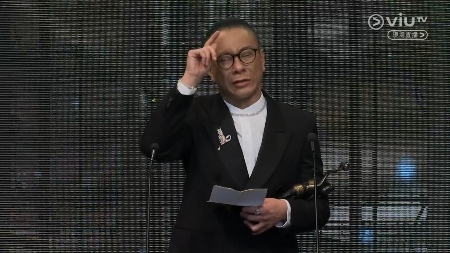 朱栢康上台時表現激動。