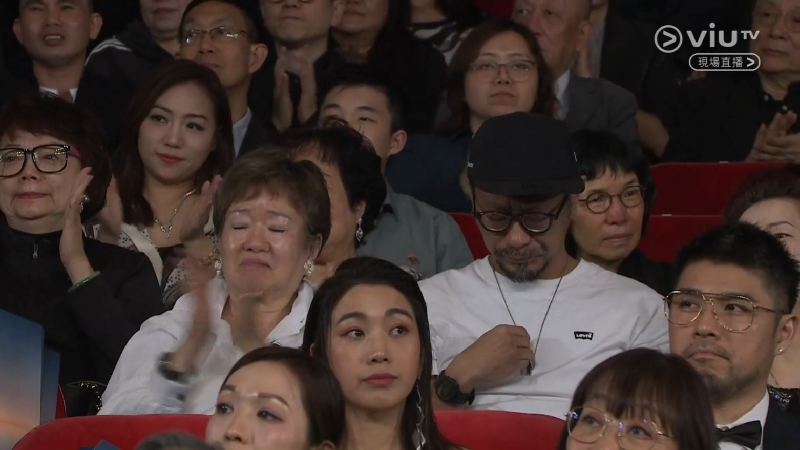 朱栢康母親與哥哥朱栢謙在台下亦高興而泣。