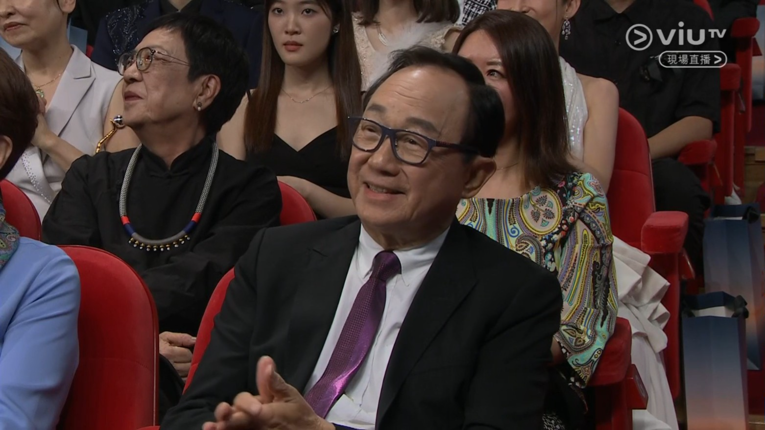 在《破·地獄》中扮演父親的許冠文也替朱康高興。