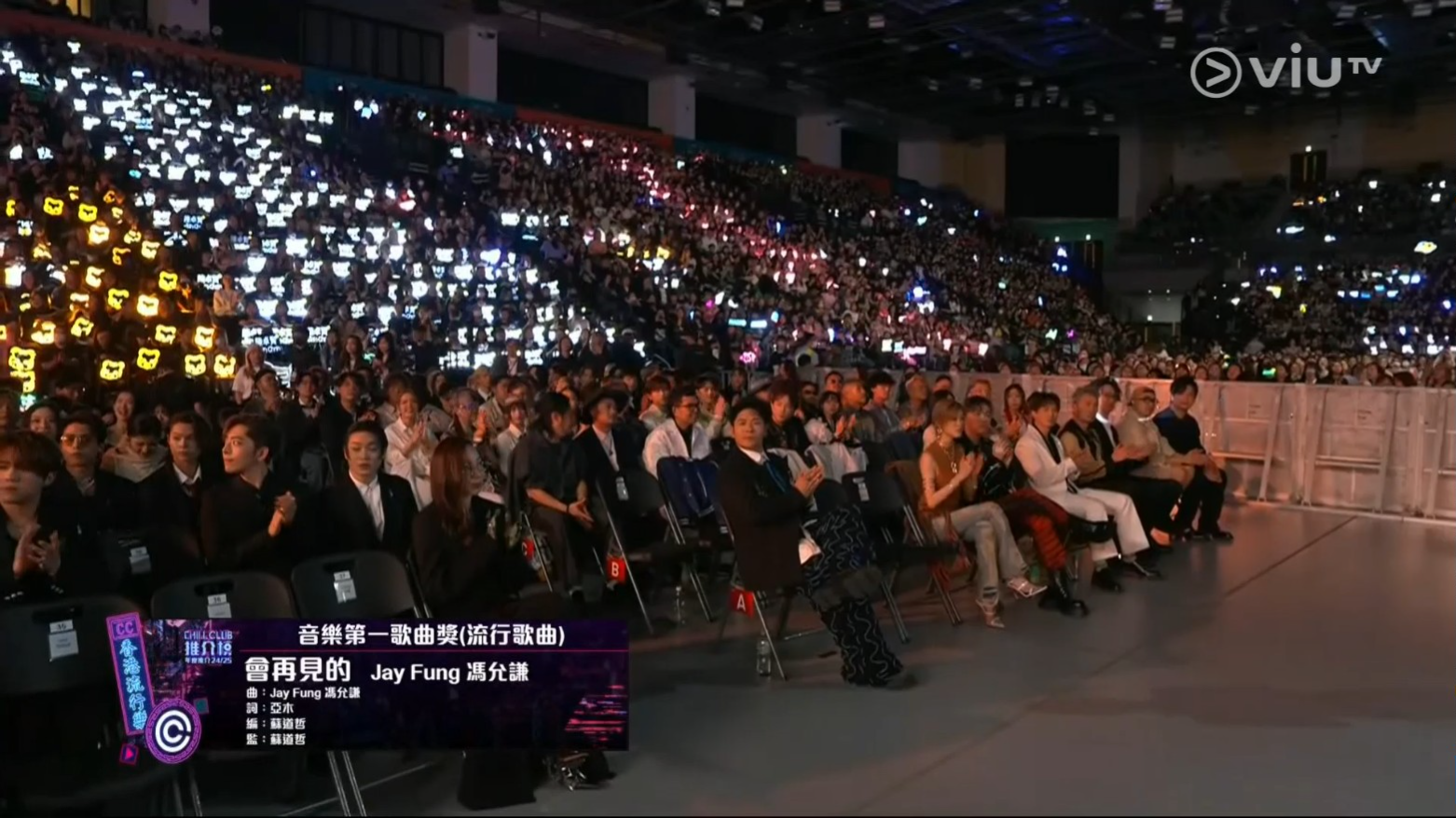 現場歌手都睇到一頭問號。