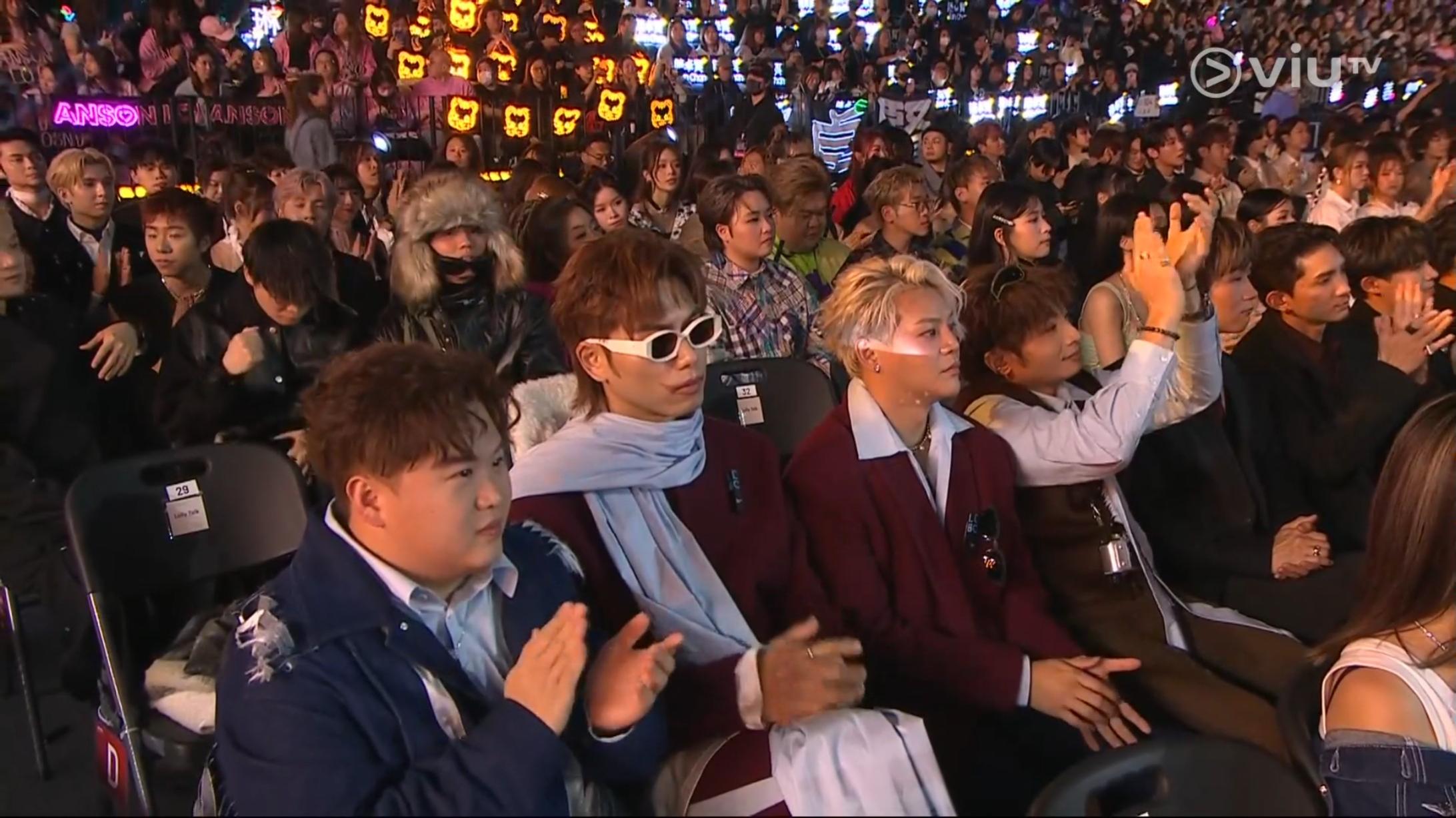 保錡與ERROR隊友在台下專心睇騷。