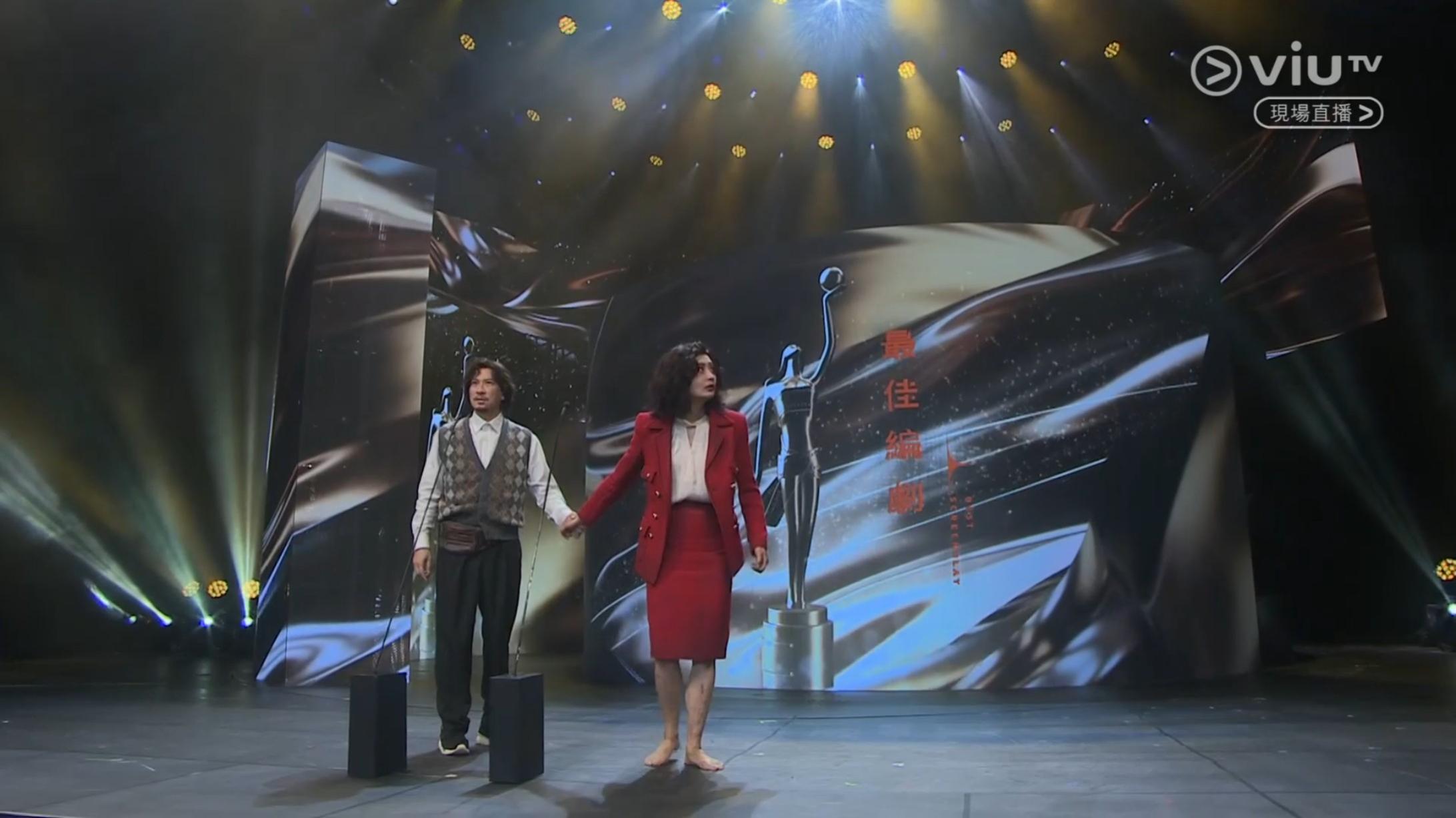 陳法拉赤腳扮癲頒獎。