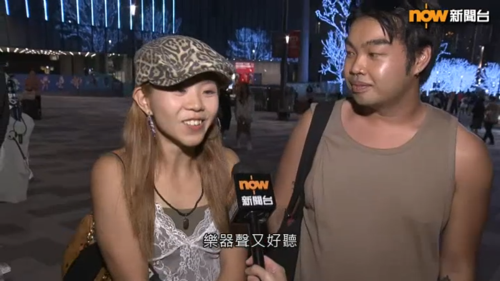 Gao入場睇Coldplay演唱會,離場時以樂迷身份接受訪問。