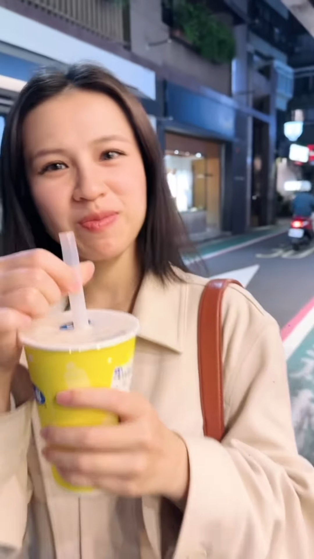 影片中段見到朱芸編用身體撞向Winka,一秒入鏡,之後再見到Winka在攪拌飲品時,朱芸編用手推開Winka。